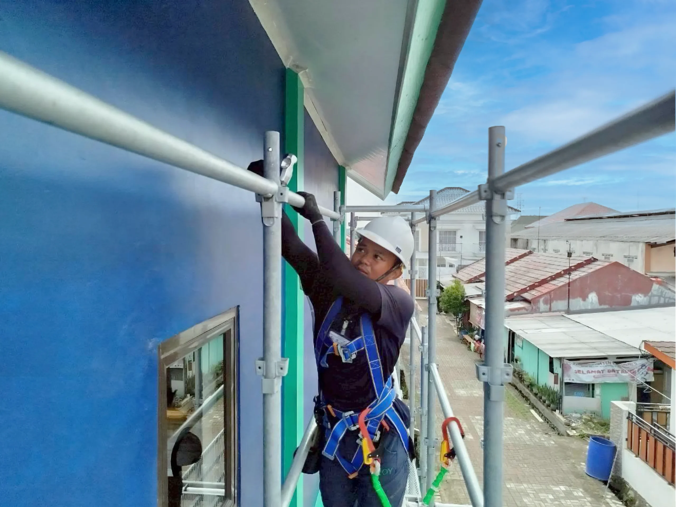 外壁作業中の様子